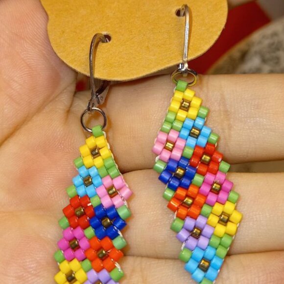🌸 Handmade Beaded Floral Earrings 🌸 - Picture 2 of 3